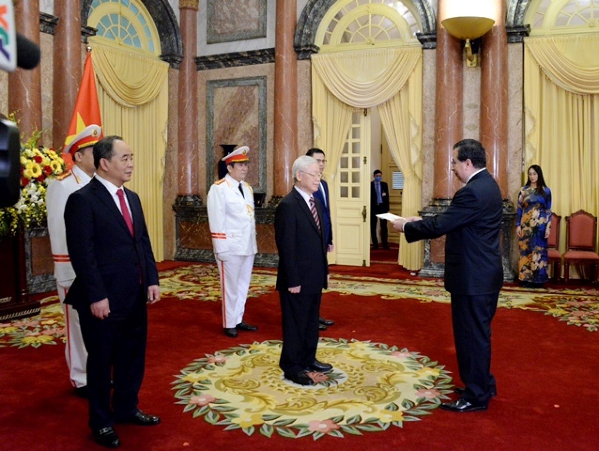 Top Vietnamese leader receives newly-accredited diplomats